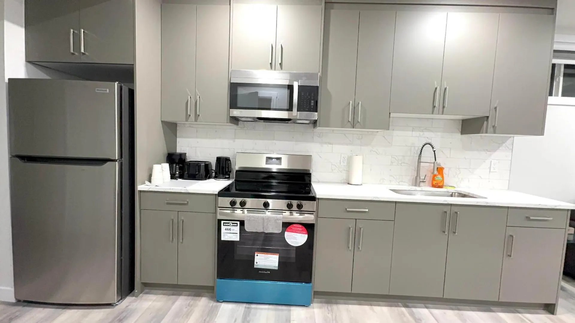Private Modern 2 Bedroom Suite カルガリー 0*,  カナダ
