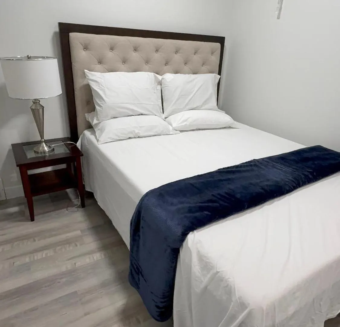 Private Modern 2 Bedroom Suite YYC 0*,  Kanada