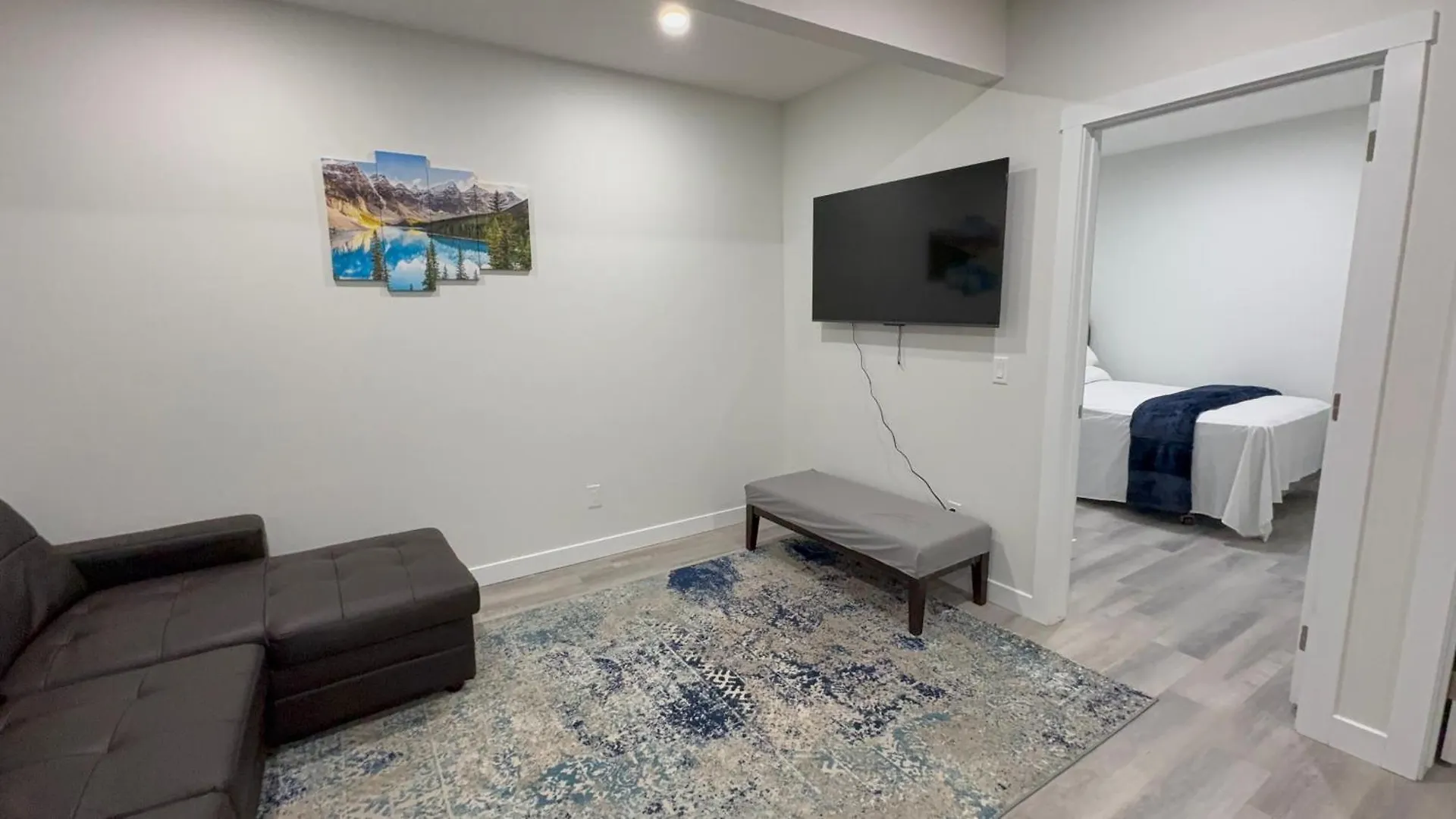 Private Modern 2 Bedroom Suite YYC Kanada