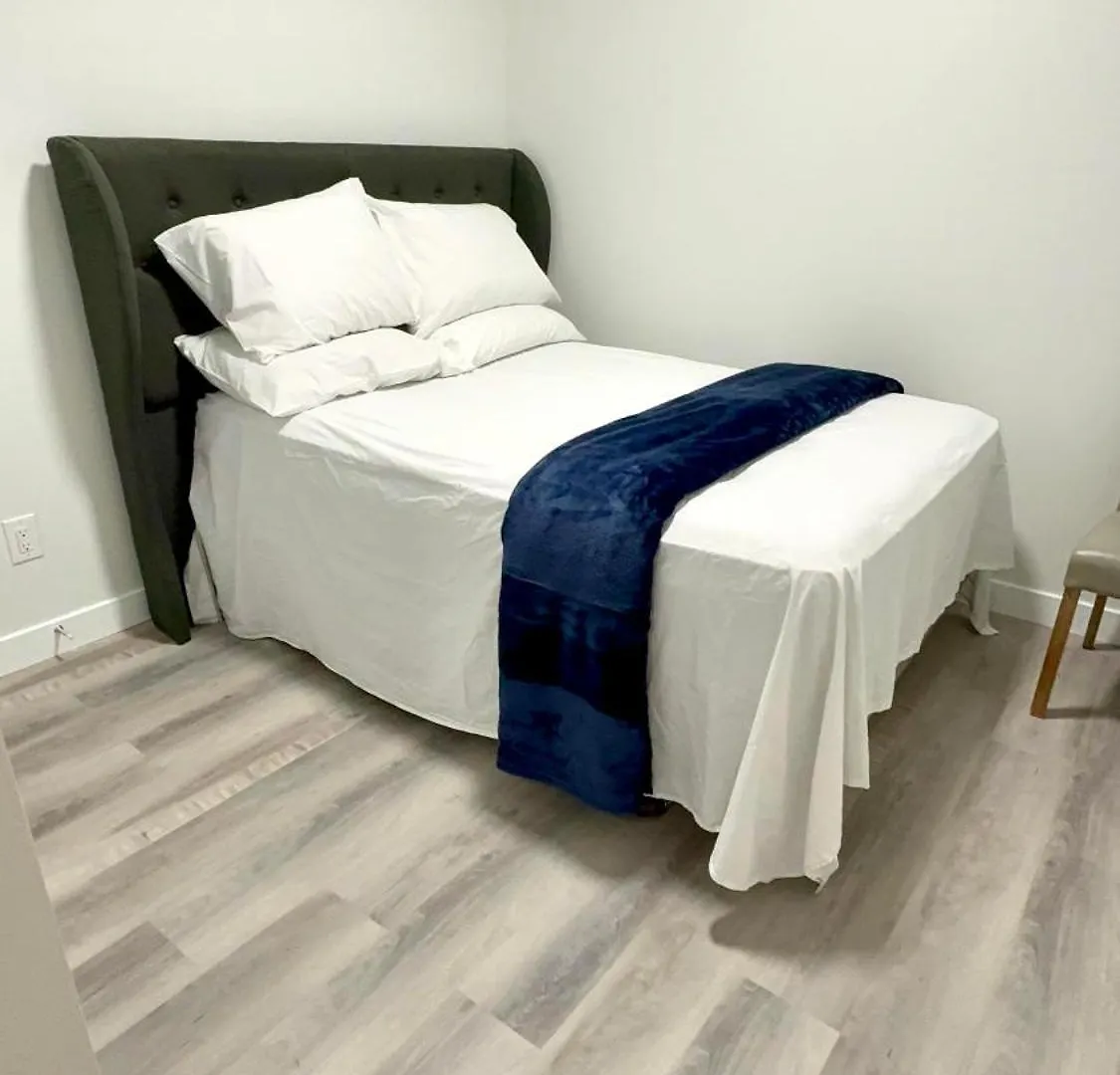 Private Modern 2 Bedroom Suite YYC Apartman